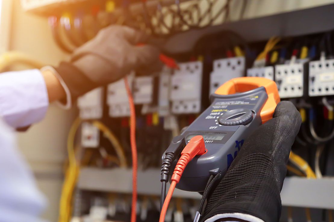 Warum Sie den Elektriker Notdienst in der Nähe immer bereit haben sollten