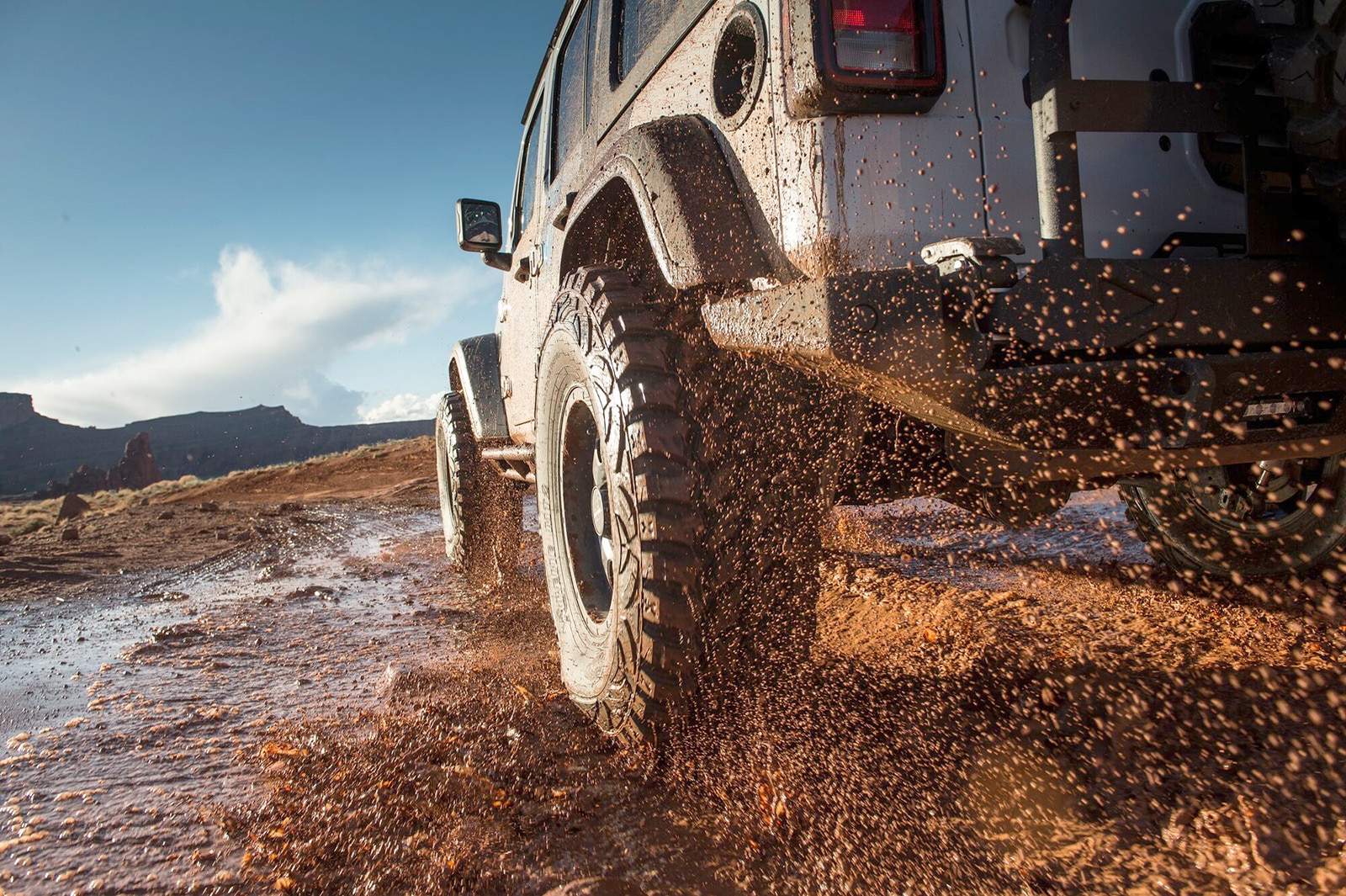 Verlassen Sie sich auf Techtradesystem: Offroad Zubehör und Seilwinden für extreme Geländesituationen