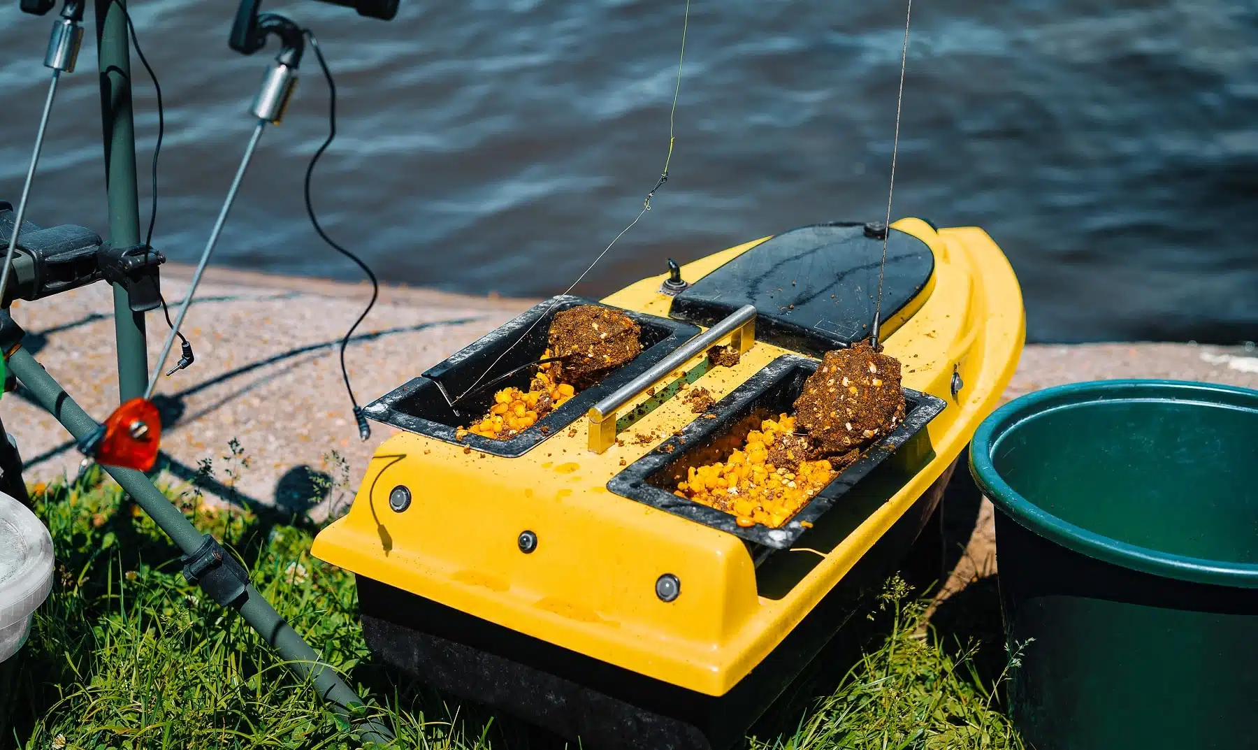Boatmanboat: Garantierte Verfügbarkeit – 3 Container Futterboote pro Jahr für schnelle Lieferung