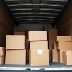 Umzugsunternehmen Wuppertal – Team packt sorgfältig Möbel für den Umzug.